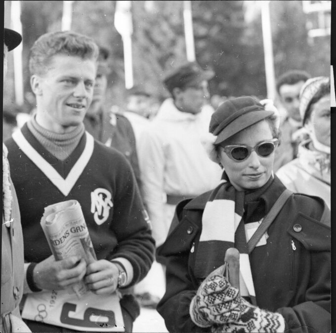 Stein Eriksen vant gull i storslalom og sølv i slalom under vinter-OL på Norefjell i 1952 og ble gratulert med medaljene av Prinsesse Ragnhild. Foto: NTB/Aftonbladet